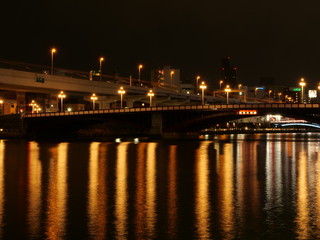 Fototapeta na wymiar night view of the Azuma bridge and Sumida river in Asakusa
