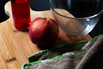 Manzana y Durazno con gotas de agua, tabla de cortar para comida saludable