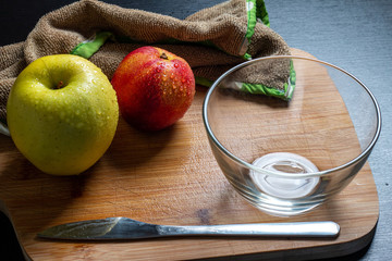 Manzana y Durazno con gotas de agua, tabla de cortar para comida saludable