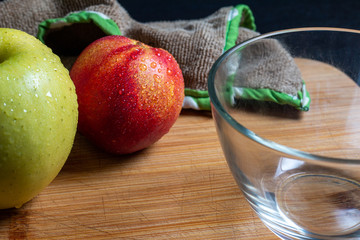 Manzana y Durazno con gotas de agua, tabla de cortar para comida saludable