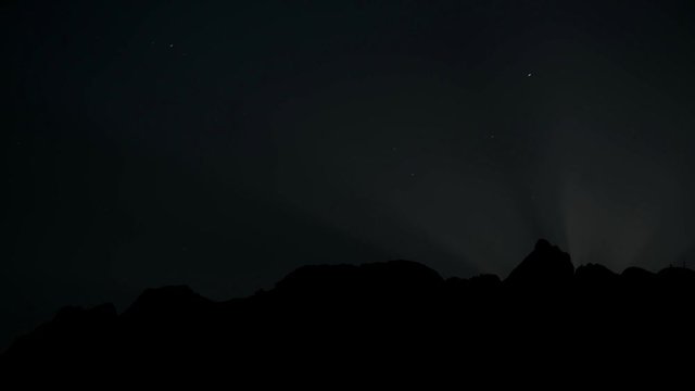 la luna che si muove dietro la montagna crea questo piacevole effetto insieme alle stelle e mette in evidenza la shiluette del monte