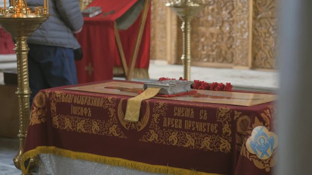 Easter. Easter service. The shroud beautiful Joseph from the tree SNEM your most pure body in the Orthodox Church. Christ is Risen-XV.