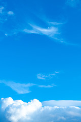 Obraz premium Scenic view of white clouds in blue sky