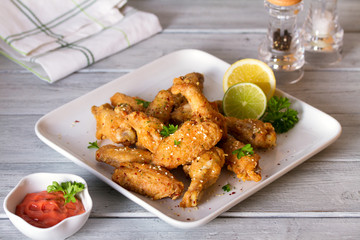 Crispy chicken wings with lemon and sauce