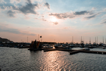 Fototapeta premium bahía de barcos en un bonito atardecer