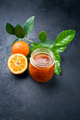 Frische Bitterorangen Marmelade mit reifen Früchten angeboten als closeup auf einem rustikalen...