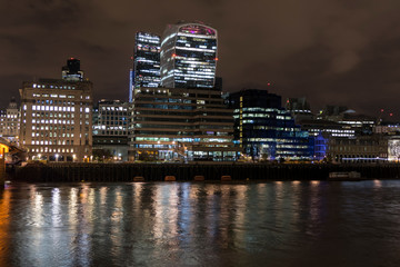 Naklejka premium Night photo of London with illuminated skyscrapers 