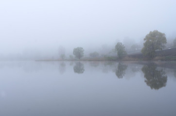 Obraz premium Fog on the lake, cloudy morning, poor visibility and high humidity.