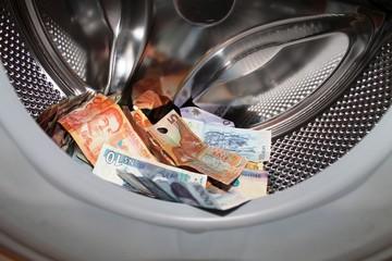 Pranie pieniędzy w pralce. - obrazy, fototapety, plakaty
