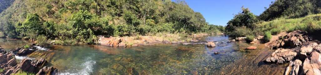 Rio Calmo em Meios as Pedras na Natureza