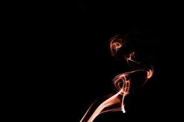 Fond texture abstrait fum&eacute;e color&eacute;e orange sur fond noir