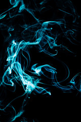 Fond texture abstrait fumée colorée bleu sur fond noir