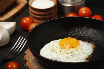 Fried egg with tomatoes and bread