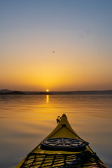 Fototapeta na wymiar Tramonto in kayak sul lago di Bolsena