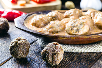 vegetarian meatballs with white herb sauce, gluten-free food, free of animal products. Brazilian vegan food.