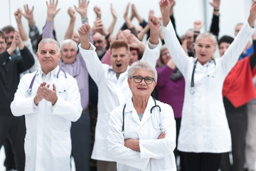 Fototapeta na wymiar Group doctors and patients clapping their hands to celebrate recovery
