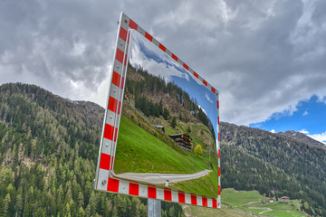 Spiegel, Verkehrsspiegel, Straßenspiegel, Spiegelbild, spiegeln, Landschaft, Alpen, Osttirol,...