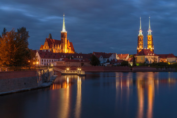 Obraz premium wieczorne ulice i widok na wrocławską katedrę