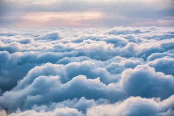 Foto op Plexiglas Slaapkamer Uitzicht op de wolken van bovenaf bij zonsopgang