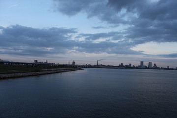 Naklejka premium SUNSET OVER THE WATER, CITY VIEW
