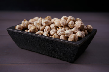 Garbanzos secos en recipiente de hierro fundido negro