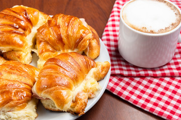 cafe con leche y medialunas