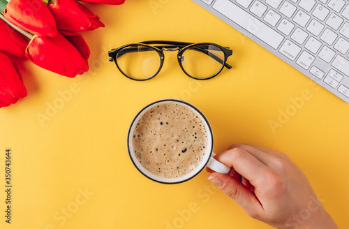2 X Home Office Getränke Tasse oder Becher Kaffee Holder Clip Clamp Schreibtisch Farbe Zufall