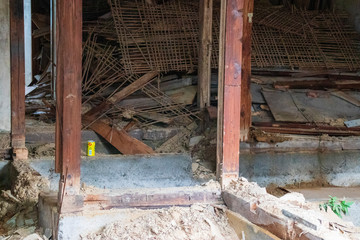 解体中の古い木造の家屋