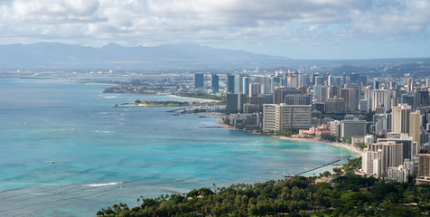 Fototapeta premium Widok na nadmorskie miasto z lazurowymi wodami, nakręcony w Diamond Head Lookout w pobliżu Honolulu, Hawaje, USA