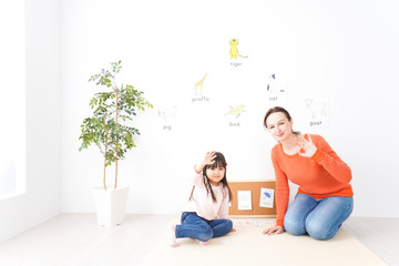 英会話教室でネイティブ教師と楽しく勉強をする子ども