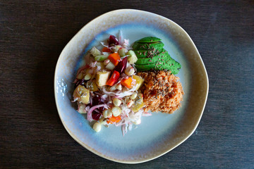 Ensalada de palta con arroz servido en plato 