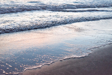 由比ヶ浜の波際