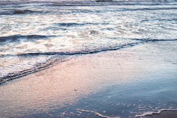 由比ヶ浜の波際
