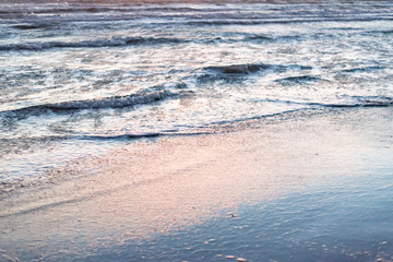 由比ヶ浜の波際