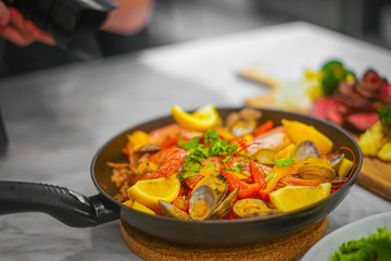 具の多いパエリア（スペイン料理）のイメージ