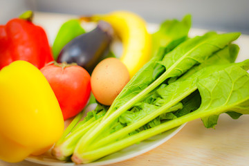 皿に置かれた緑黄色野菜