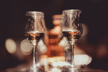 バーカウンターと並ぶワイングラスのイメージ