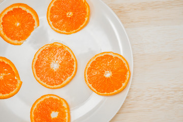 皿に置かれたオレンジのイメージ