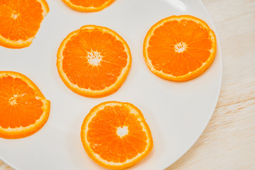 皿に置かれたオレンジのイメージ