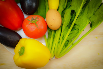 皿に置かれた緑黄色野菜