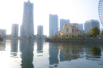 Obraz premium 遊覧船から見える横浜みなとみらいの街並み