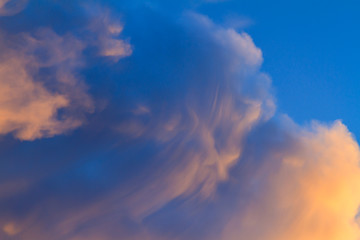 Fototapeta na wymiar Beautiful cloudy sky in sunset background
