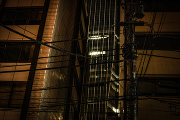 Obraz premium 路地裏から見える虎ノ門ヒルズの夜景