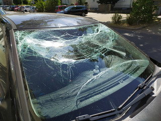 Zersplitterte Windschutzscheibe zeigt kaputte Autoscheibe nach einem Verkehrsunfall mit...