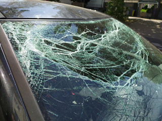 Zersplitterte Windschutzscheibe zeigt kaputte Autoscheibe nach einem Verkehrsunfall mit...