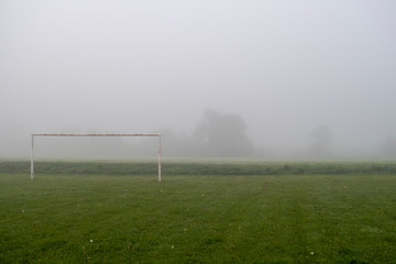 Opuszczone boisko do piłki nożnej