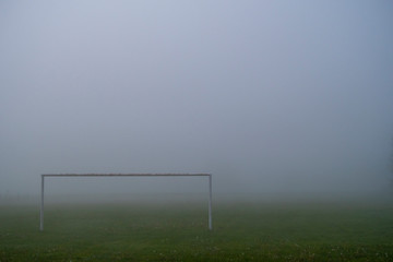 Opuszczone boisko do piłki nożnej
