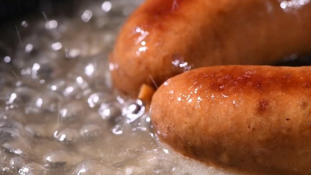 美味しいソーセージの調理シーン
