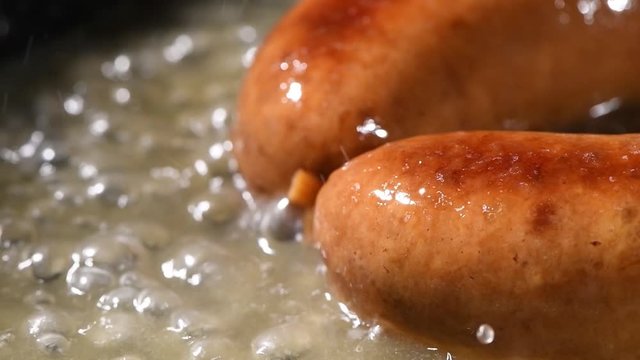 美味しいソーセージの調理シーン