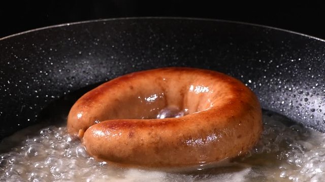美味しいソーセージの調理シーン